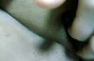 XXX Otlizal పూకు అందం వ్రేలాడుదీస్తారు ఆమె లోతైన