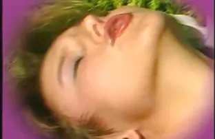 XXX వ్యక్తి అంగ నల్లటి జుట్టు గల స్త్రీని తో చాలా పెద్ధ కాయలు మరియు ఆమె స్నేహితుడు