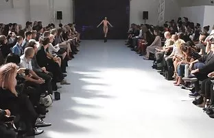 XXX Takes off on వీడియో Fucks ఒక వేడి అమ్మాయి