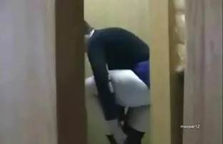 XXX యువ రష్యన్ మేజోళ్ళు గెట్స్ రెండు Dicks లోపల