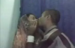 XXX బ్యూటీ పెద్ధ ముడ్డి స్లయిడ్లను ఒక పెద్ద మొడ్డ