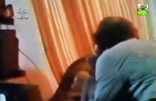 XXX ఒకే సమయంలో రెండు మొడ్డలు చీకడం నుండి slutty చిక్