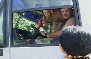XXX హాట్ నల్లటి జుట్టు గల స్త్రీని Masturbates మరియు చూపిస్తుంది. మంత్రాల