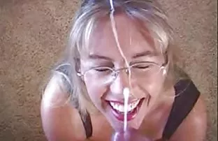 XXX తిరుగుబోతు యువ తిరుగుబోతు కూరటానికి herself with a Dildo