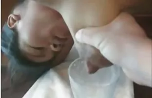 XXX రెండు యువ అందాలను కుడుచు పెద్ధమొడ్ఢ వ్యక్తి