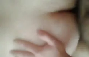 XXX పడగొట్టాడు కన్నెపొర యువ అమ్మాయి. ఆమె స్నేహితుడు దృష్టిలో